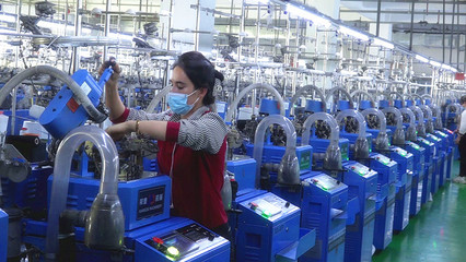 墨玉縣這個鄉(xiāng)鎮(zhèn)企業(yè)每天生產(chǎn)18萬雙襪子 帶領(lǐng)200余人就業(yè)