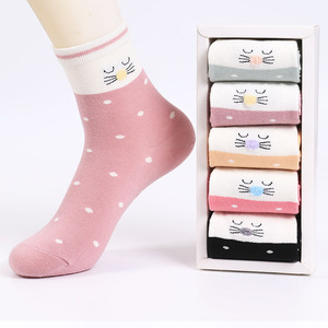 卡通可愛女襪 用俏皮點(diǎn)綴足尖的時(shí)尚樂趣